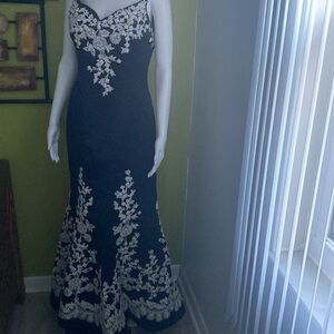 Aspeed USA Black Floral Applique Open Back Party Evening Dress Sequin Sz M